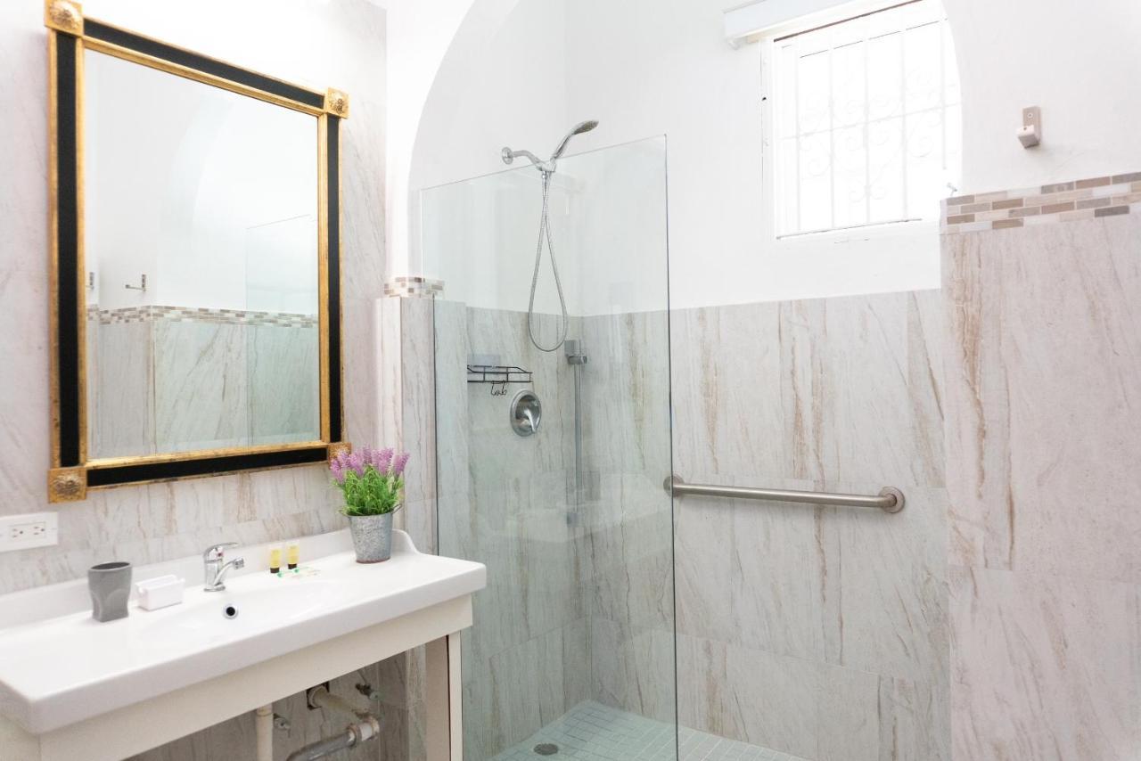 Standard Queen Room-1