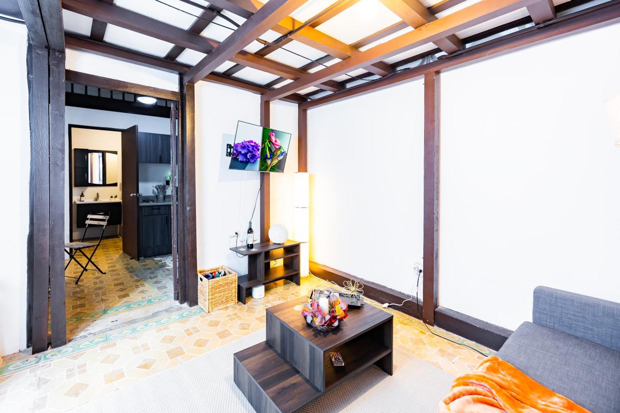 Deluxe One-Bedroom Apartment