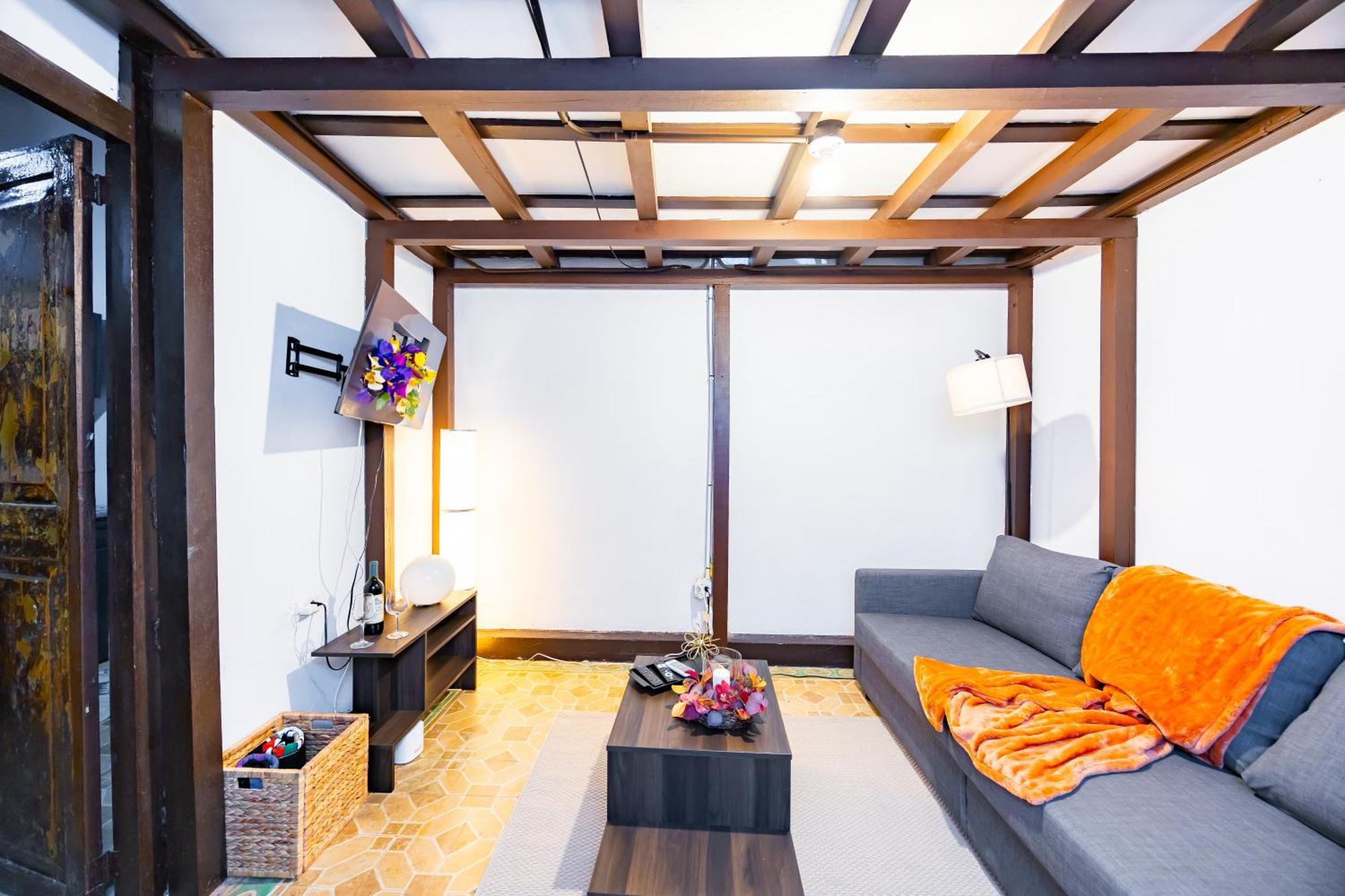 Deluxe One-Bedroom Apartment
