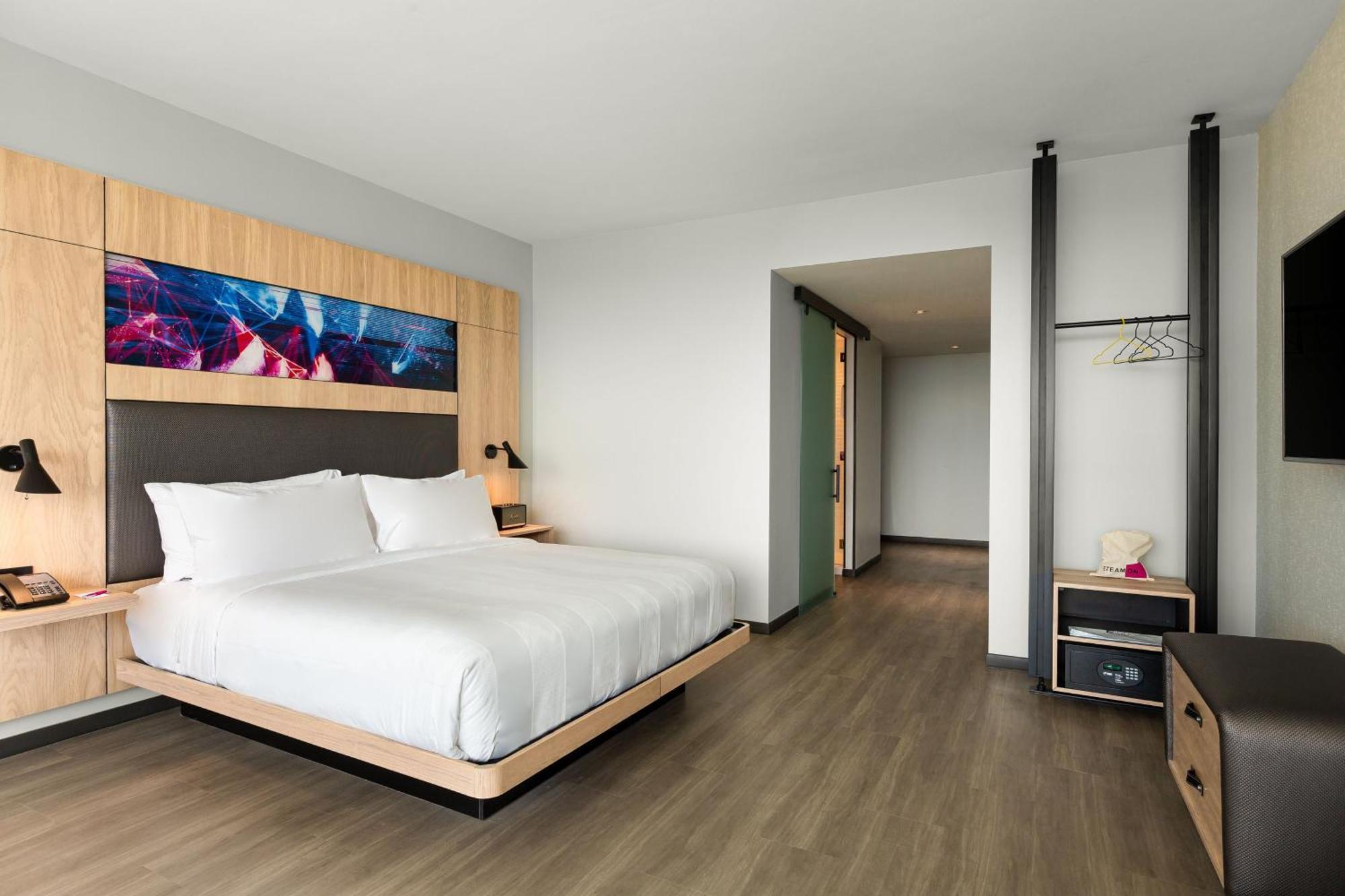 Corner, Guest room, 1 King, Corner room