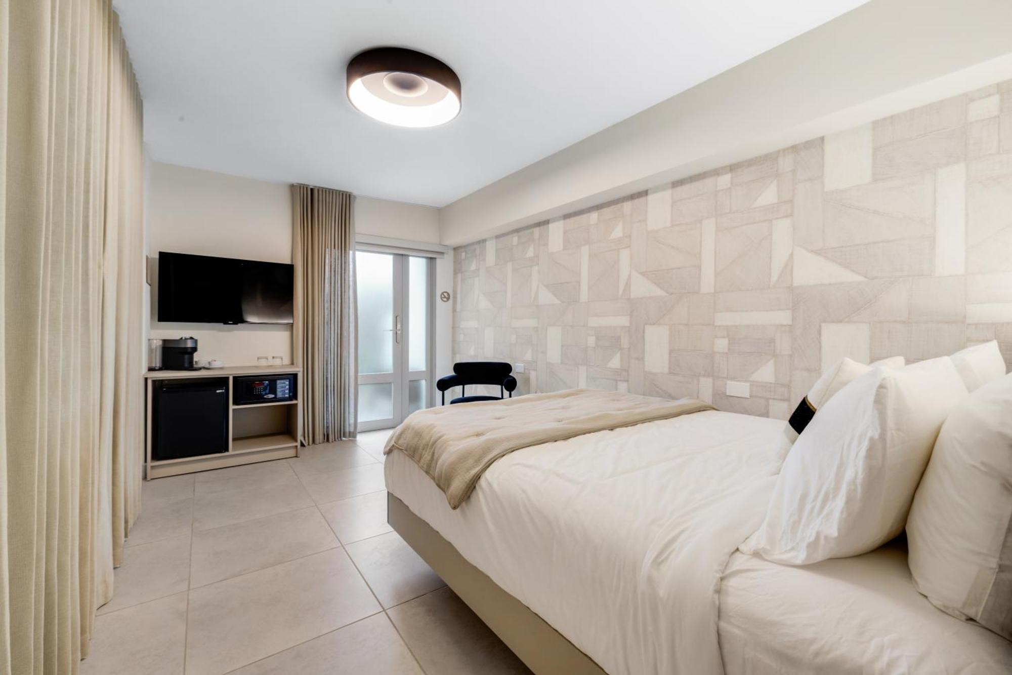 Deluxe Queen Room