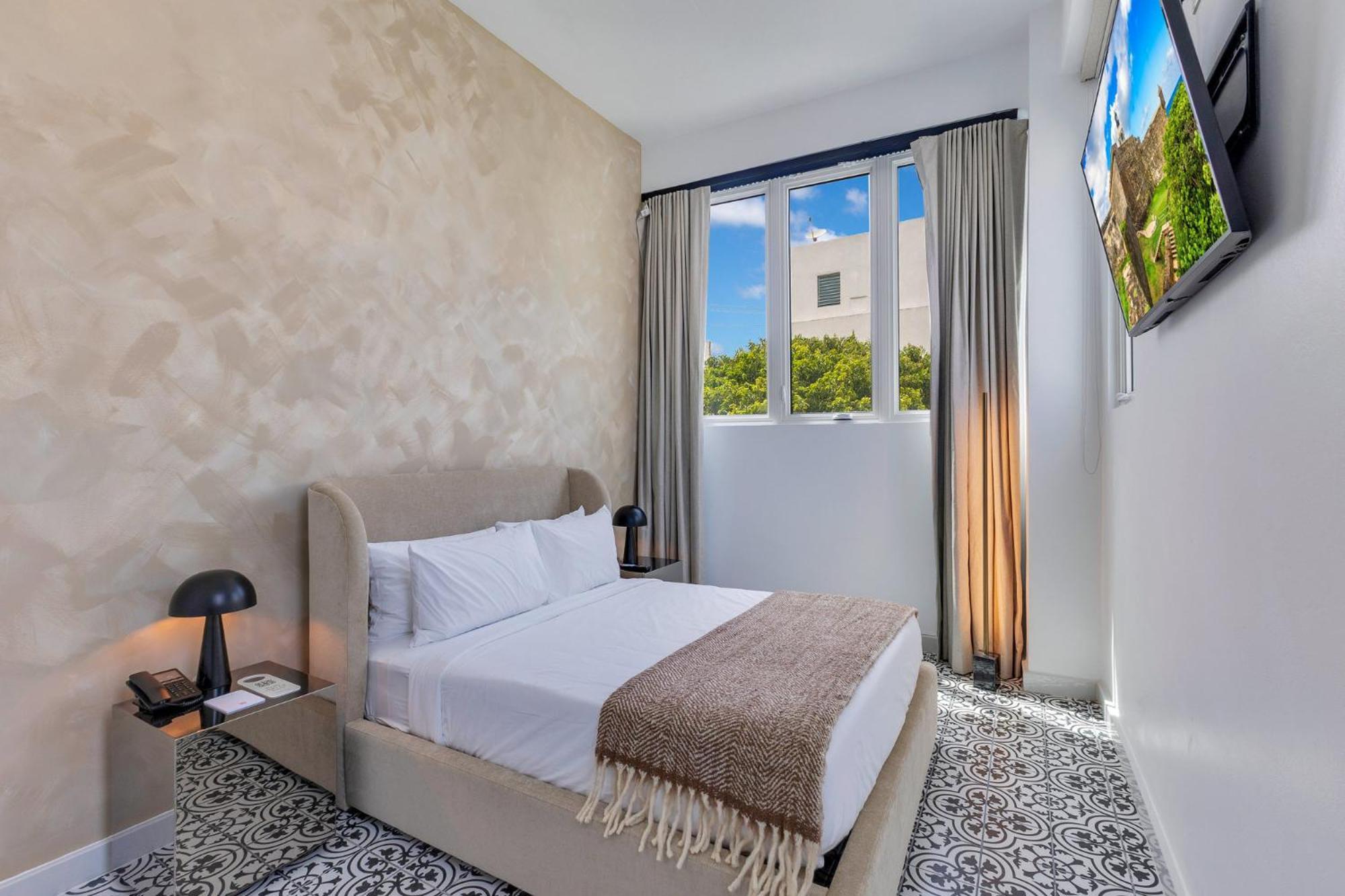 Deluxe Queen Room