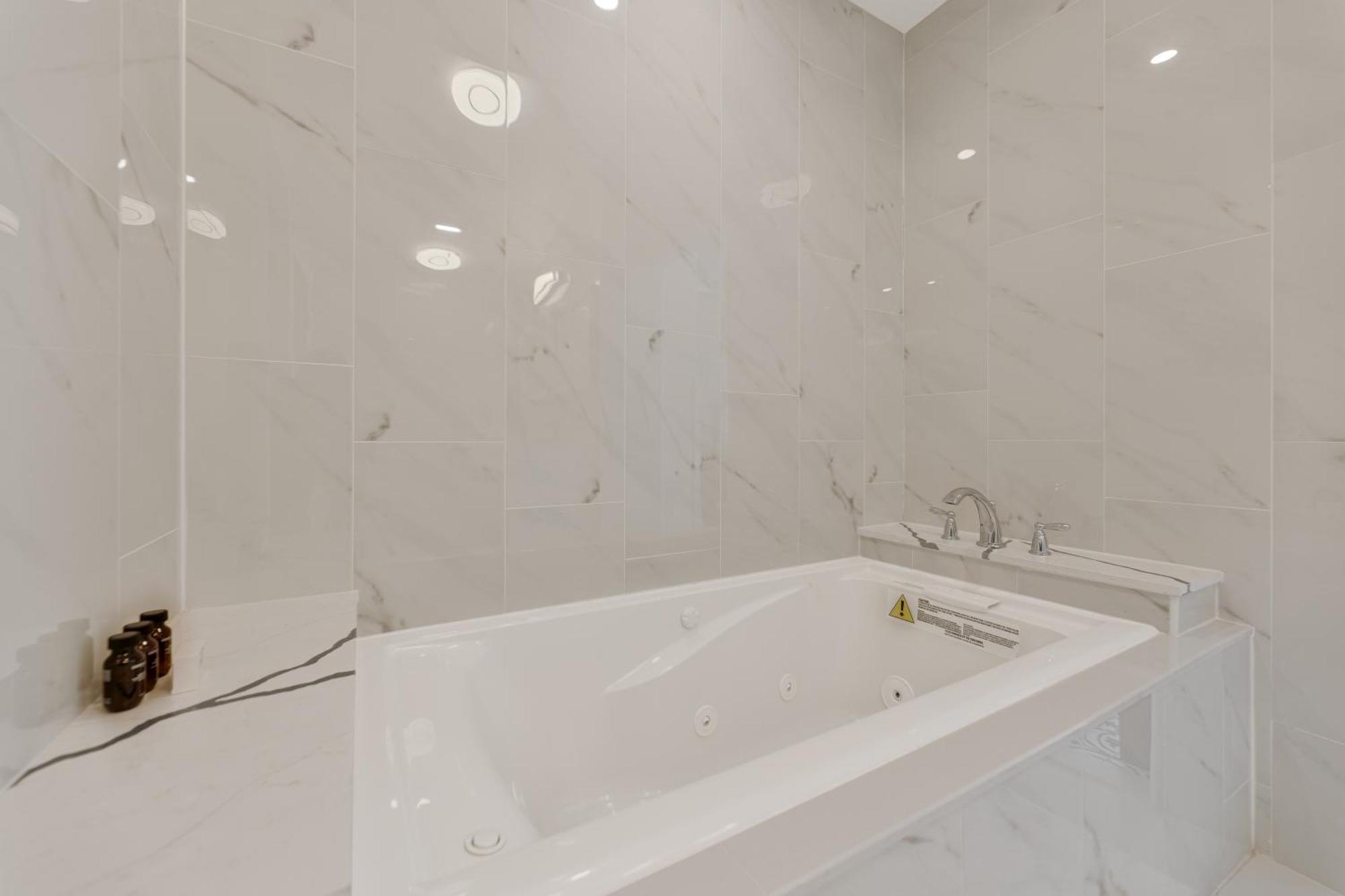 King Suite Spa Bath