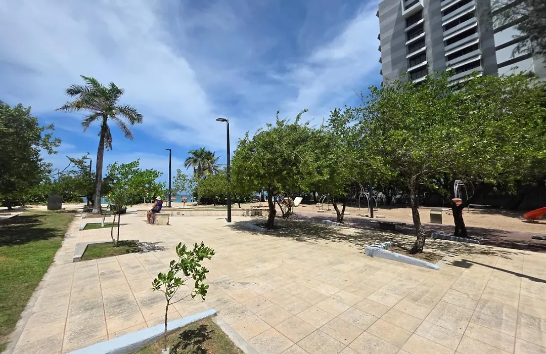 Breathtaking 3-Br Beachside Apt-1