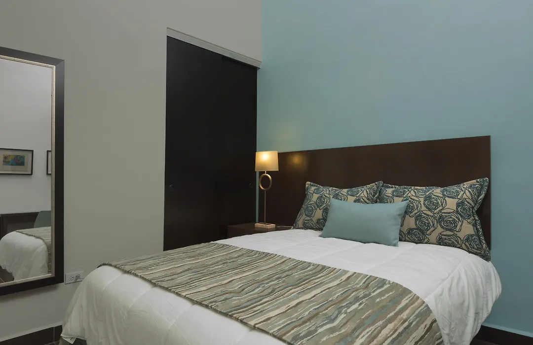 Decanter Hotel-1