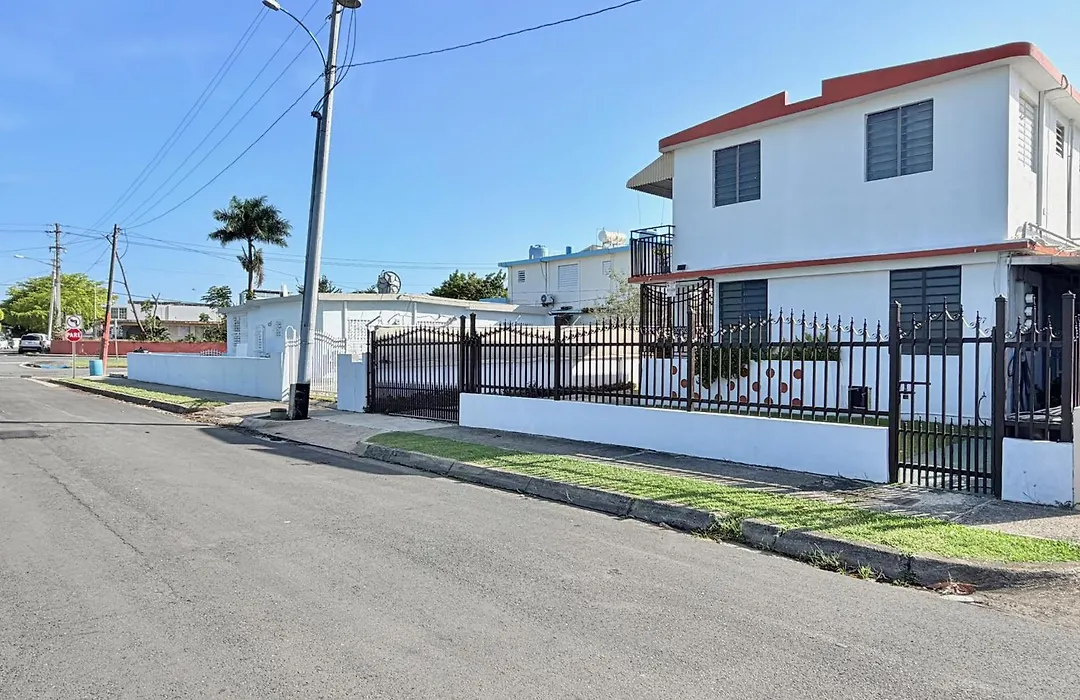 Breezy 1 Bed Apt, Short Ride From Airport And Beach-1