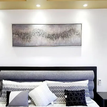 Rh3 Los Angeles Beautiful Suite Front Airport-3